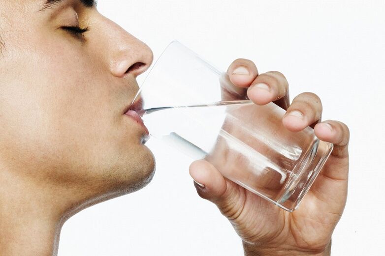 man drinks 7 kg of water for weight loss per week