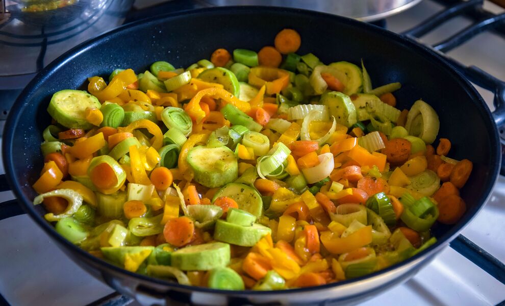 Steamed vegetables are a healthy food rich in fiber. 